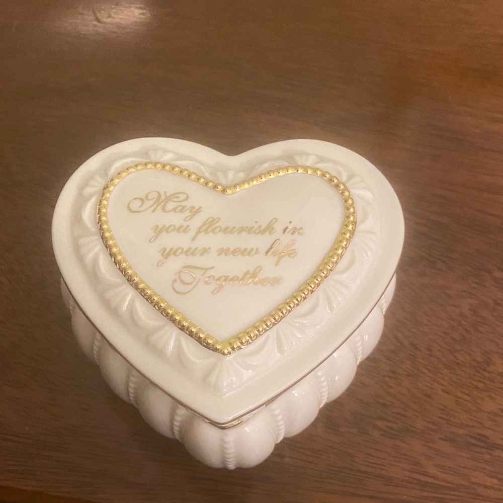 Lenox Heart-Shaped White and Gold Trinket Box New